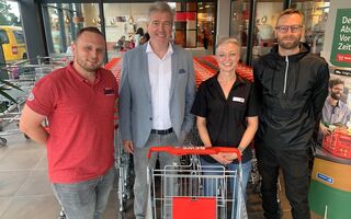 Bild mit antimikrobiell beschichtetem Einkaufswagen im REWE-Supermarkt