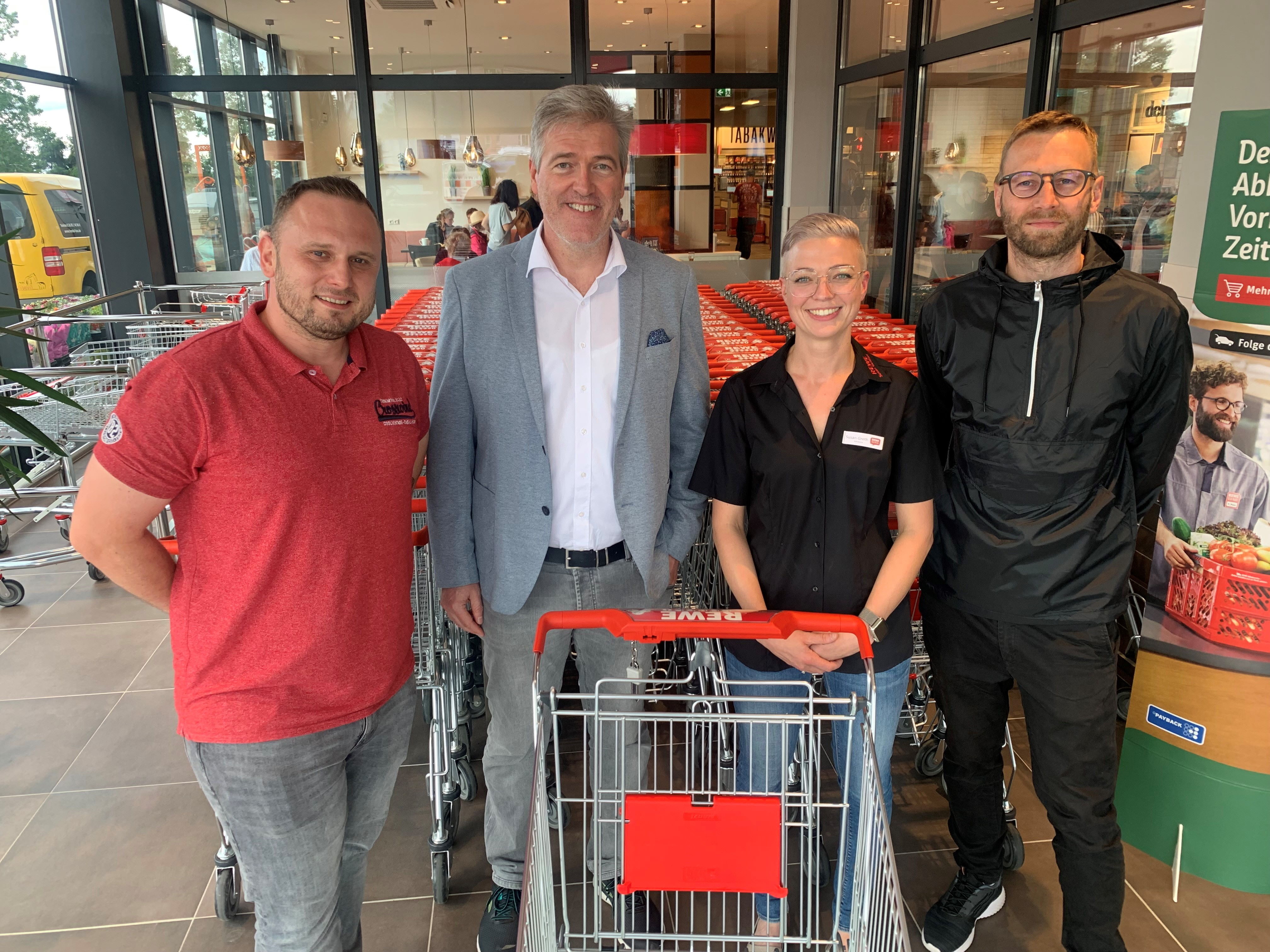 Bild mit antimikrobiell beschichtetem Einkaufswagen im REWE-Supermarkt